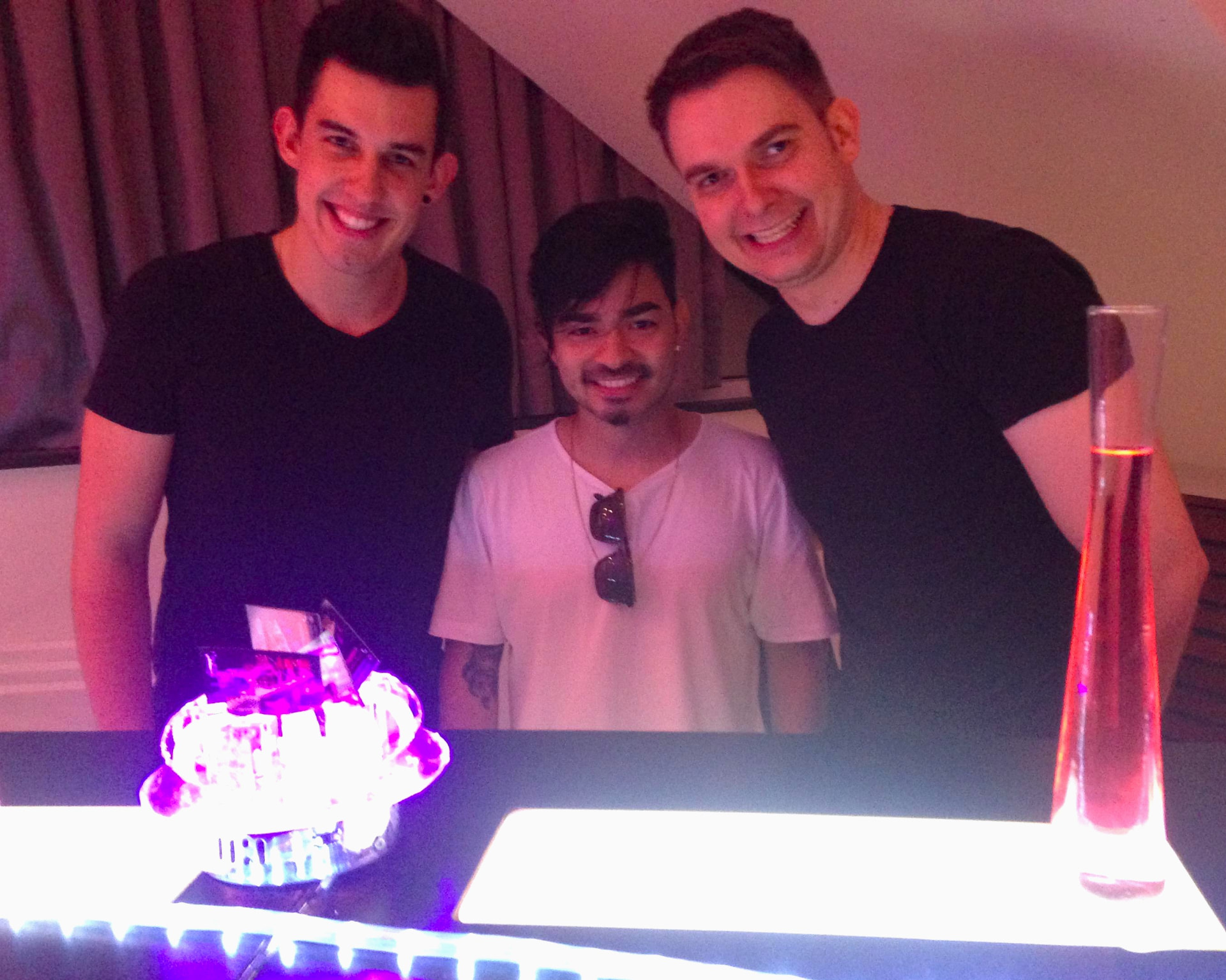 Bartenders KingFlair ao lado de bar iluminado em celebração
