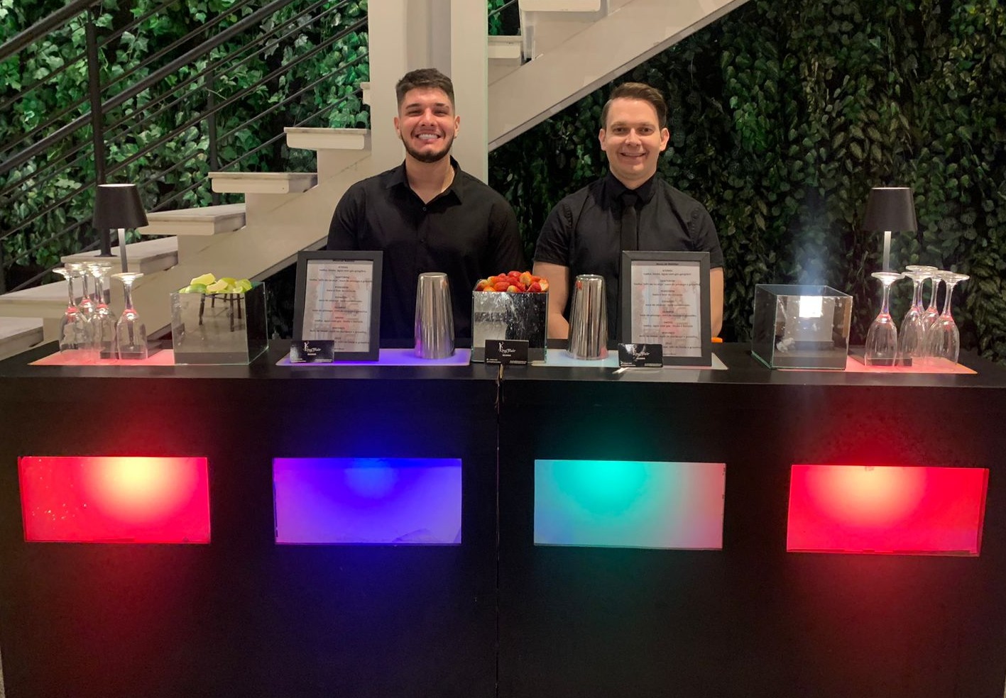 Bar KingFlair com painéis de LED coloridos e equipe uniformizada