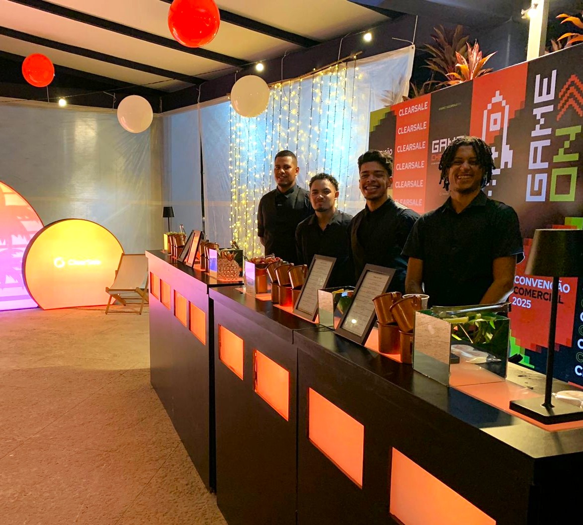 Equipe da KingFlair Bartenders posicionada atrás do bar em evento corporativo