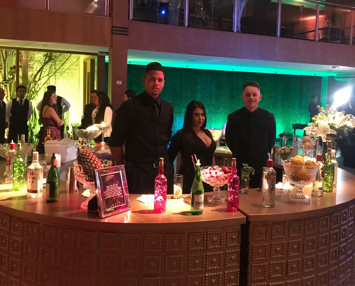 Equipe de bartenders atendendo em bar de evento social